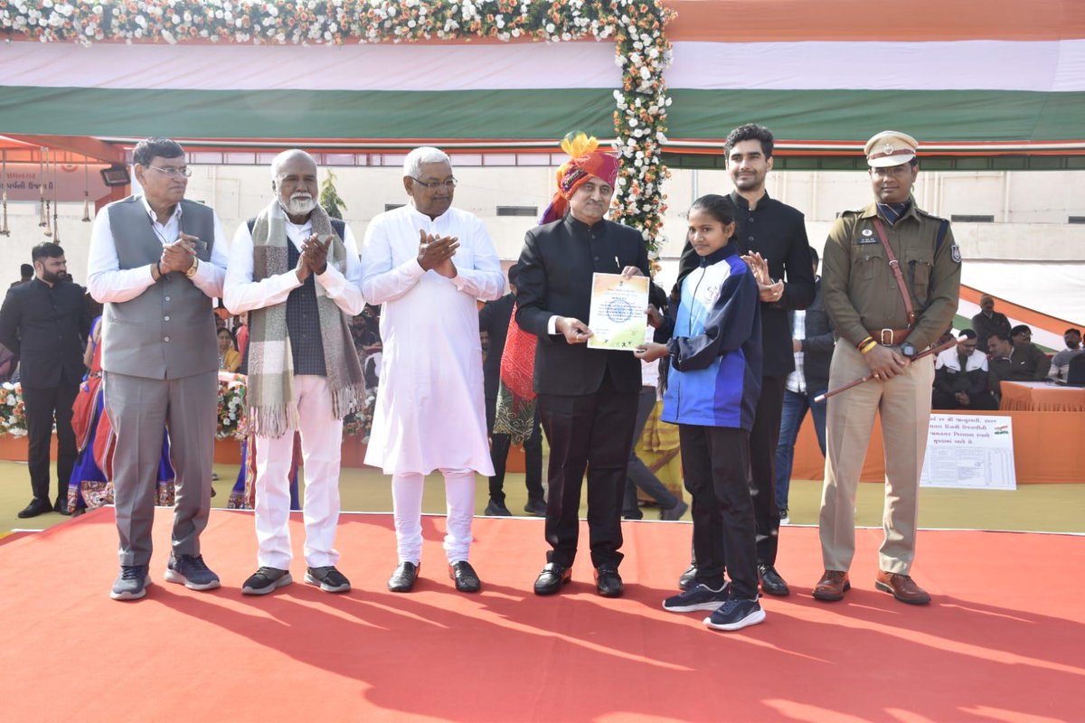 કાલાવડ ખાતે વિવિધ સાંસ્કૃતિક કાર્યક્રમો, ટેબ્લો નિદર્શન તથા પરેડ સહ જિલ્લાકક્ષાના ૭૭ મા પ્રજાસત્તાક પર્વની શાનદાર ઉજવણી કરવામાં આવી તથા વિવિધ ક્ષેત્રોમાં વિશિષ્ટ સિધ્ધિ મેળવનાર વ્યક્તિ/સંસ્થાઓનું સન્માન કરવામાં આવ્યું.
<a href="/CMOGuj/">CMO Gujarat</a> <a href="/JayantiRavi/">Jayanti Ravi</a> <a href="/InfoGujarat/">Gujarat Information</a> <a href="/infojamnagargog/">Info Jamnagar GoG</a>