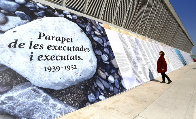 Pucurull's tweet image. Tal dia com avui de 1939 els franquistes van entrar a Barcelona. Entre aquell dia i l’any 1952 van afusellar 1.706 persones. Si algú ho posa en dubte, a la zona del Fòrum hi ha el mural 'Parapet dels executats i les executades' amb els noms. Impressiona veure'l.