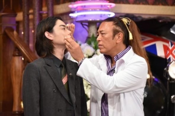 あまりにも鼻が高く、鋭利で美しいため鼻の整形疑惑があり、スタジオに美容整形外科の先生が来て徹底的に調べた結果、地上波で堂々と「自前の鼻」だと証明する菅田将暉さんあまりにも強かったなぁ。日本人離れした奇跡の鼻すぎる。美…