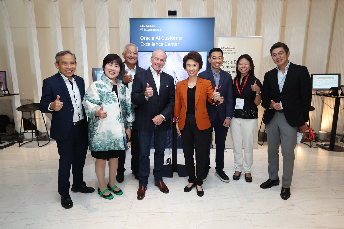 singapore_edb's tweet photo. @Oracle has partnered Digital Industry Singapore under the Enterprise Compute Initiative offering up to S$250k in cloud credits, training, and discovery workshops to empower 300 #Singapore-based businesses on their #AI journey. Read more: https://t.co/37lf6U6eYf https://t.co/8zHAQlH5Hm