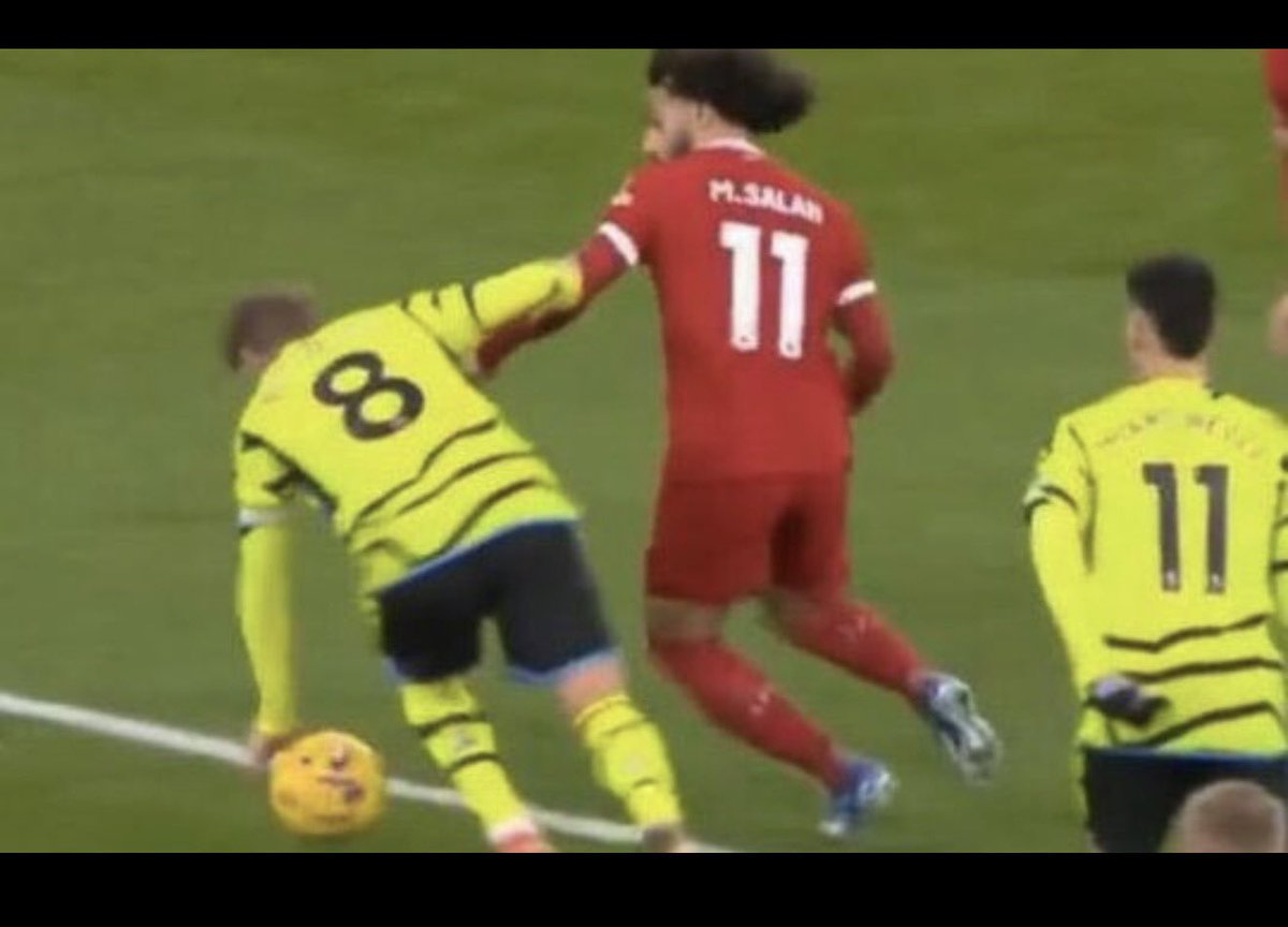 zayneswrld's tweet photo. Arsenal fans moaning about handballs in the game saying they were cheated, so how do you explain these? #ARSMUN #Arsenal #ManUtd https://t.co/d5j5O4J6dy