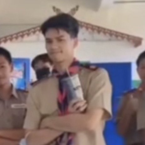 ดูทรงใจดีขี้เล่น แต่วันไปเข้าค่ายลูกเสือ ถ้ากุผูกเงื่อนตะกรุดเบ็ดไม่ได้ฮีไม่ให้กุผ่าน ไหน ลองใหม่อีกทีเร็ว เพื่อนเขารอกันทั้งกองเนี่ย😔🫵🏻