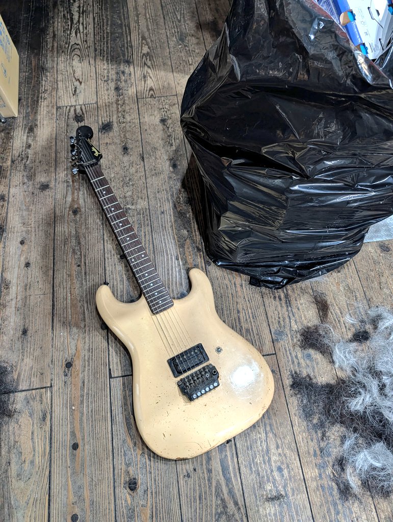 bb10bee's tweet image. これに如何ほどの価値があるかはわからん
人生で2本めに買ったベースと交換してくれって懇願され初めて手にしたギターだ
片付けの合間にタグ見たのでね
ゴミと並んでて申し訳ない😅

#みんなのFender見せて
