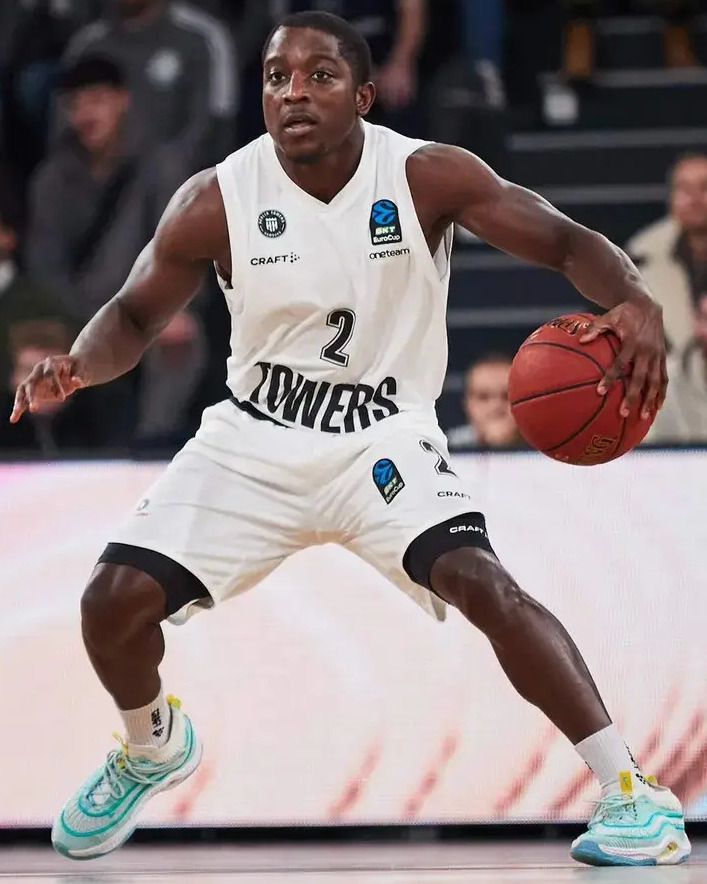 Terrell Gomez est allé tapé "un gros" ce week-end. 28 D'éval en 34' / MVP à Orléans. Spéciale dédicace au petit sniper Cotonou, présenté en 2020. Le quimperois est l'un des 10 meilleurs bras à 3pts de l'Elite 2. Ciblez les meilleurs underdogs, grâce à frenchbasketballscouting.fr