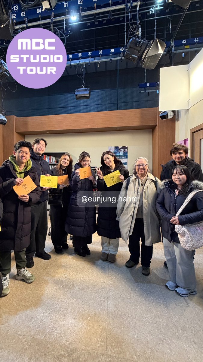 eternaleunjung's tweet image. Eunjung with on-set tour visitors at First Man filming site

#FirstMan #첫번째남자
#Eunjung #은정 #HahmEunjung #함은정