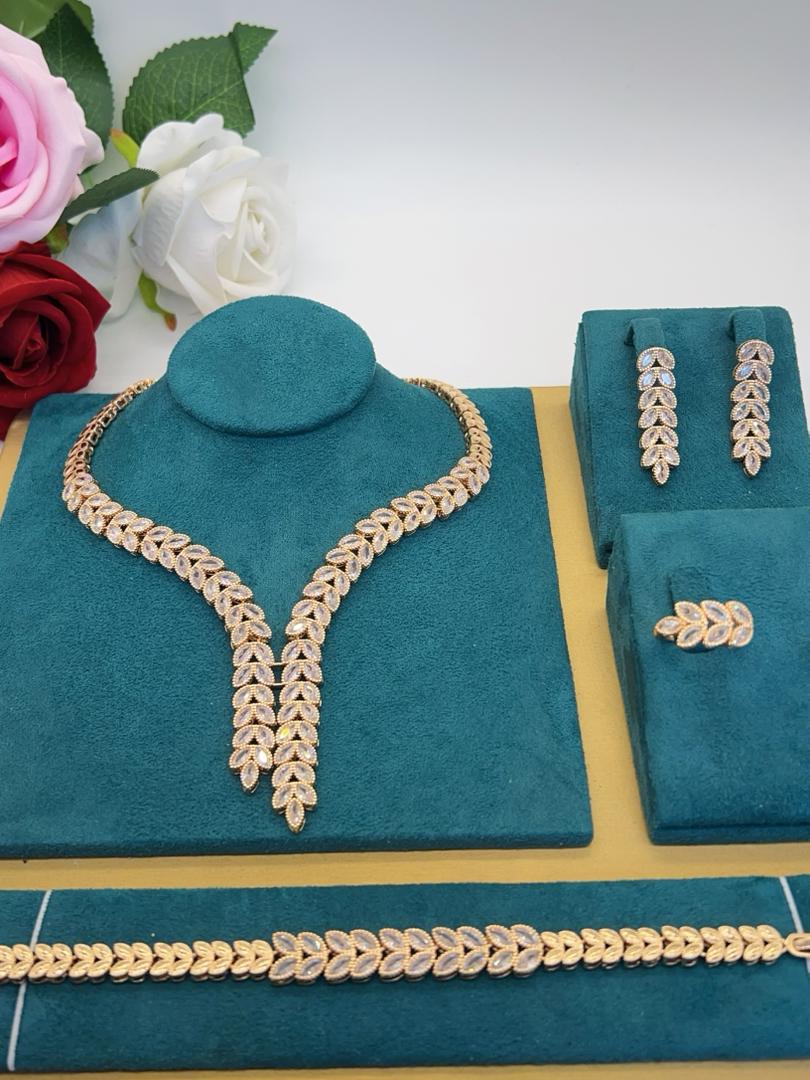 morufaomomorufu's tweet photo. Goodmorning 💎❤️

High-quality zirconia complete bridal set for you. 
#exquisiteCollection 
NGN45,000.00 only.
Please patronise and refer 🙏🏽 https://t.co/4cXtOcNaVU