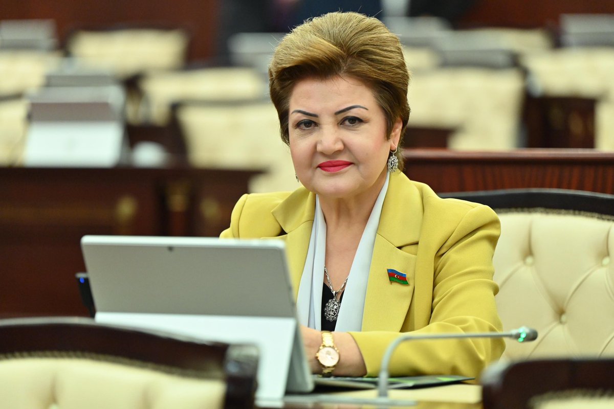 Tarixi basdırılan millətin gələcəyi olmaz – Tənzilə Rüstəmxanlı kollektiv yaddaşsızlıqdan yazır

O gün Yılmaz Özdilin yazısını oxuduqdan sonra fikirlərim istər-istəməz Azərbaycan tarixinin üzərinə gəldi. 
Çünki orada yazılanlar bizə də çox tanışdır. Bizim də yad torpaqlarda qalan