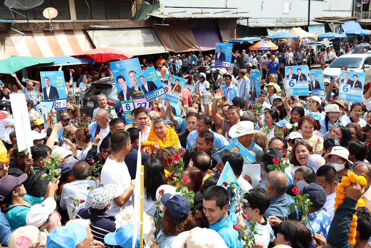 Unrulycat2511's tweet image. "ลูกหมี ภูมิใจไทย" มีหนาวสะท้าน ต้องห่มผ้า 10 ผืน "มาร์ค" ลงพื้นที่ "ชุมพร" คนนับหมื่นแห่รับ รถติดทั้งเมือง