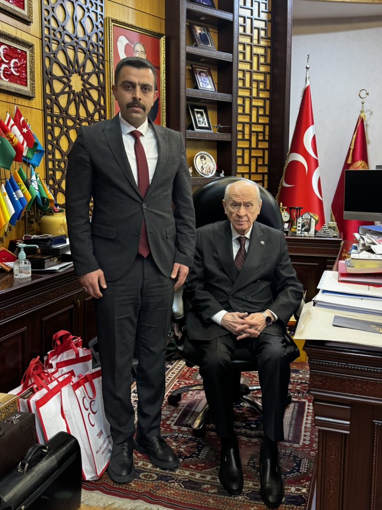 Bilge Liderimiz, Milliyetçi Hareket Partisi Genel Başkanımız Sayın Devlet Bahçeli beyfendiyi ziyaret ettik.
Türk milliyetçiliğinin sarsılmaz iradesi ve devlet aklının timsali olan Liderimizin elini öpüp hayr dualarını aldık.
Cenab-ı Allah Liderimizi başımızdan eksik etmesin.🇹🇷