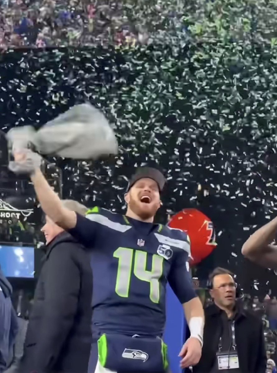jakeTberg's tweet photo. Confetti Quarterback @StevenCheah https://t.co/KYSxQZk8cN
