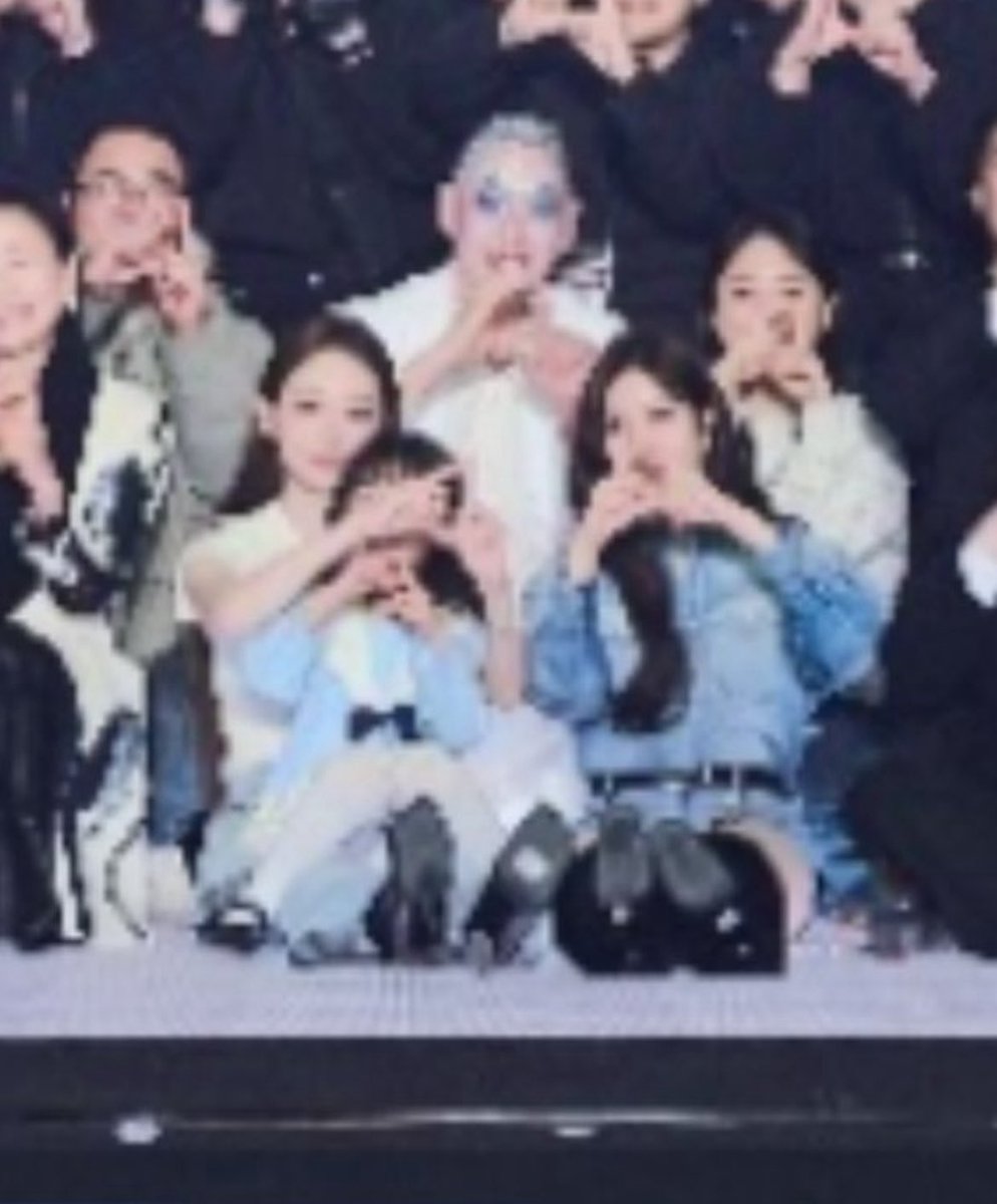 아 강밍경 무릎위에 채린이 앉히고 사진 찍었어!!!!!ㅠㅠㅠㅜ옆에 있는 연상까지 가족같다…..