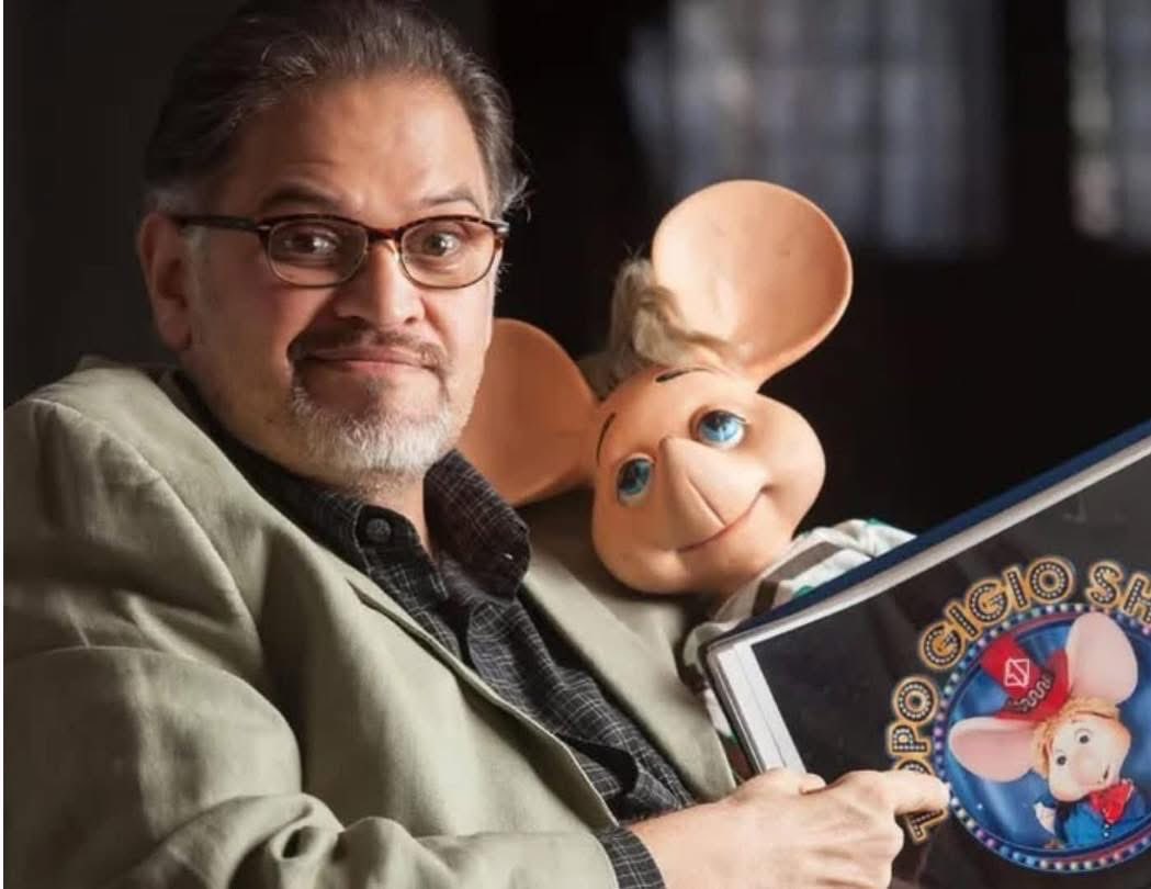 FilaCecy's tweet photo. El medio artístico mexicano despide a Gabriel Garzón, actor de doblaje cuya voz marcó generaciones, especialmente por dar vida a Topo Gigio desde 1994. Su legado permanece. 🕊️
#PrimeraFilaConCecy 💎 #GabrielGarzon ✨ #Farandula 🎭 #Espectaculos 🎬 #Viral 🔥 https://t.co/mipmpwPgfe