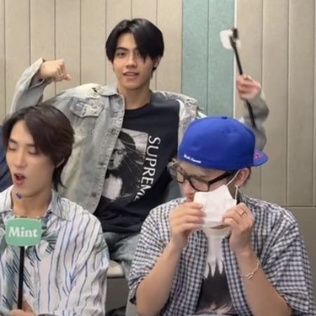 kh1ovele's tweet image. ไทยจับได้เน็กซ์ ภีมจับได้เปอร์ 😳

ไทย &amp;gt; โคฟใส่แมสเหมือนน้องเน้ก
ภีม &amp;gt; โคฟเป็นนักกล้าม 

/ พี่เข้าใจทุกอย่าง 😝
#THAIchayanon #NEXnattakit
#BUSxMintLive #BUSPressTour_SoBlue