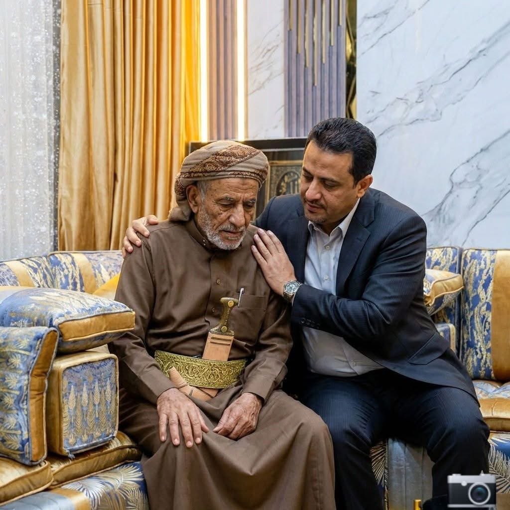 في سوق الملح في صنعاء القديمة… حين عاد المعروف إلى صاحبه
في صباحِ يومٍ باردٍ من شتاء صنعاء كانت الأزقة الضيقة في صنعاء القديمة تضجّ بأصوات الباعة وتمتزج رائحة القهوة المطحونة بدخان الحطب المتصاعد من الدكاكين العتيقة.
هناك  قرب دكانٍ متهالكٍ أكل عليه الدهر جلس رجلٌ مسنٌّ يبيع