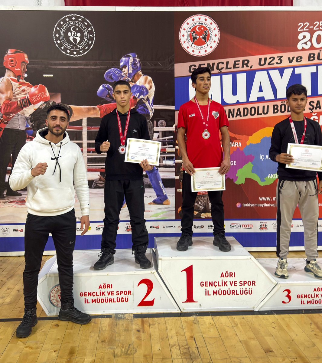 bingolbel's tweet photo. Bingöl Belediye Yaşam Spor Kulübü sporcumuz Adem Enes Özbay, 22–25 Ocak tarihleri arasında düzenlenen Doğu Anadolu Muay Thai Bölge Turnuvası’nda U23 75 kg kategorisinde şampiyon olarak büyük bir başarıya imza atmıştır. 🥇

Aynı turnuvada üst genç 48 kg kategorisinde ikinci olan sporcumuz Berhan Akarbulut da elde ettiği derecesiyle bizleri gururlandırmıştır.

Bu önemli derecesiyle Türkiye Şampiyonası’na katılma hakkı kazanan sporcumuz Adem Enes Özbay’ı tebrik ediyor, her iki sporcumuza da başarılarının devamını diliyoruz. 👏