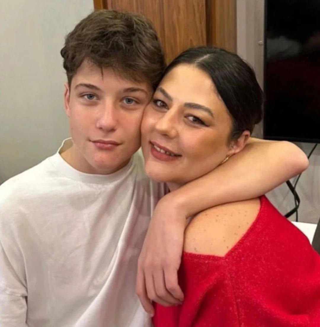 Atlas Çağlayan'ın annesi:

"Bu canilerin çocuk olarak yargılanmasını istemiyorum. Çocuk dediğiniz masumlar toprağın altına giriyor.

Yaşadığımız durum herkesin başına gelebilir. Hiçbir anne baba susmasın."