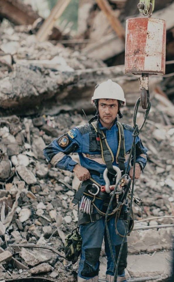 Це — останній кадр рятувальника, який загинув під час виконання завдання на енергетичному об’єкті.

Британський документаліст Едвард Метьюз опублікував фото з Олександром Питайчуком.

  💔