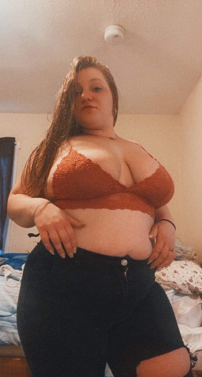 juicybigyitties's tweet photo. Milker Mondays 🙈 say hi and RT if you want a DM with my bra off 😏 (I’m serious) https://t.co/XUgN9qIqMf