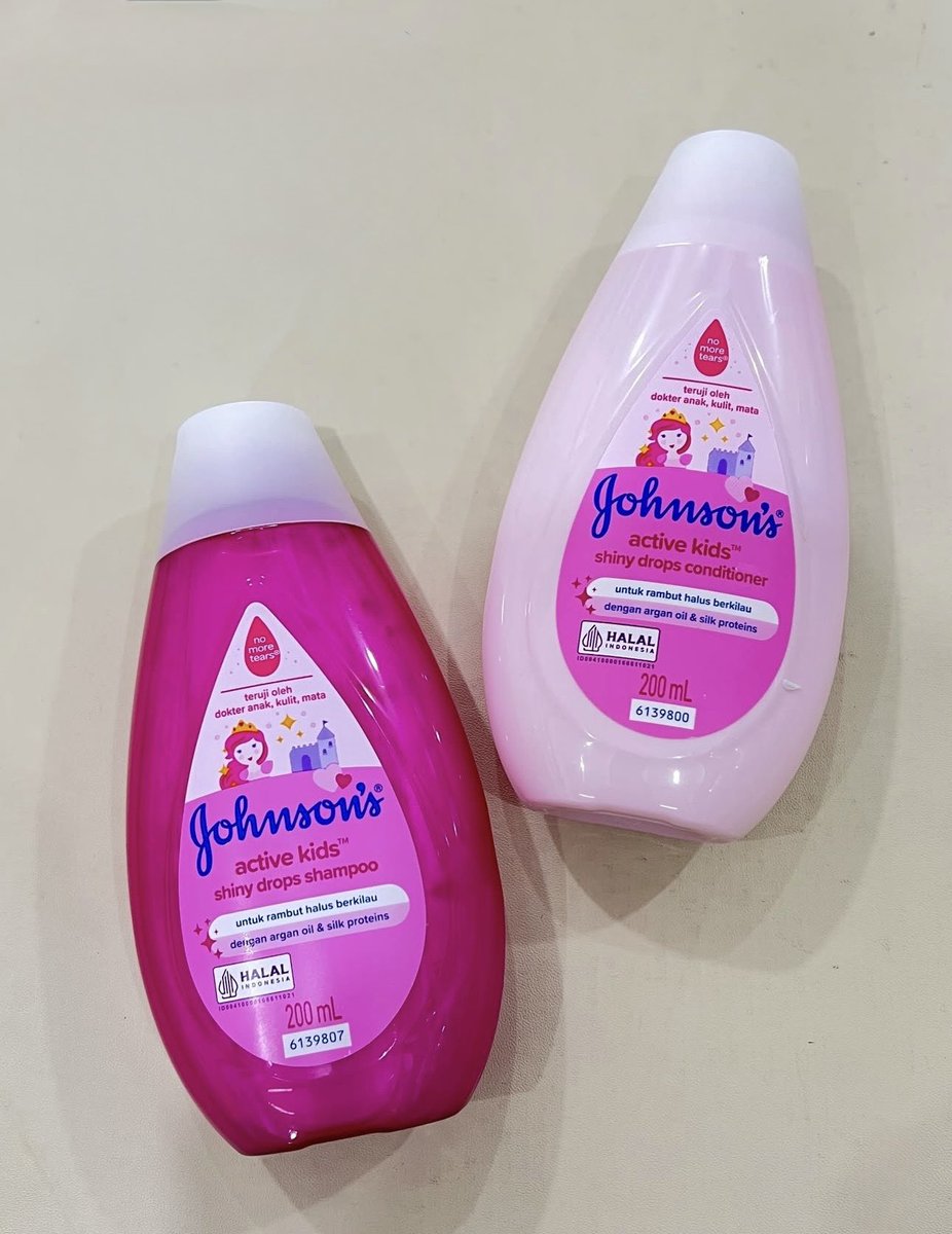 ayuaqilahj's tweet photo. Takde dah bergaduh pepagi every time nak sikat rambut anak i pergi sekolah.

Memang sikit je kusutnya and i suka sebab shampoo ni buat curl dia nampak lagi define😍

https://t.co/sQWYe4bbXs https://t.co/41EUnIZHtD