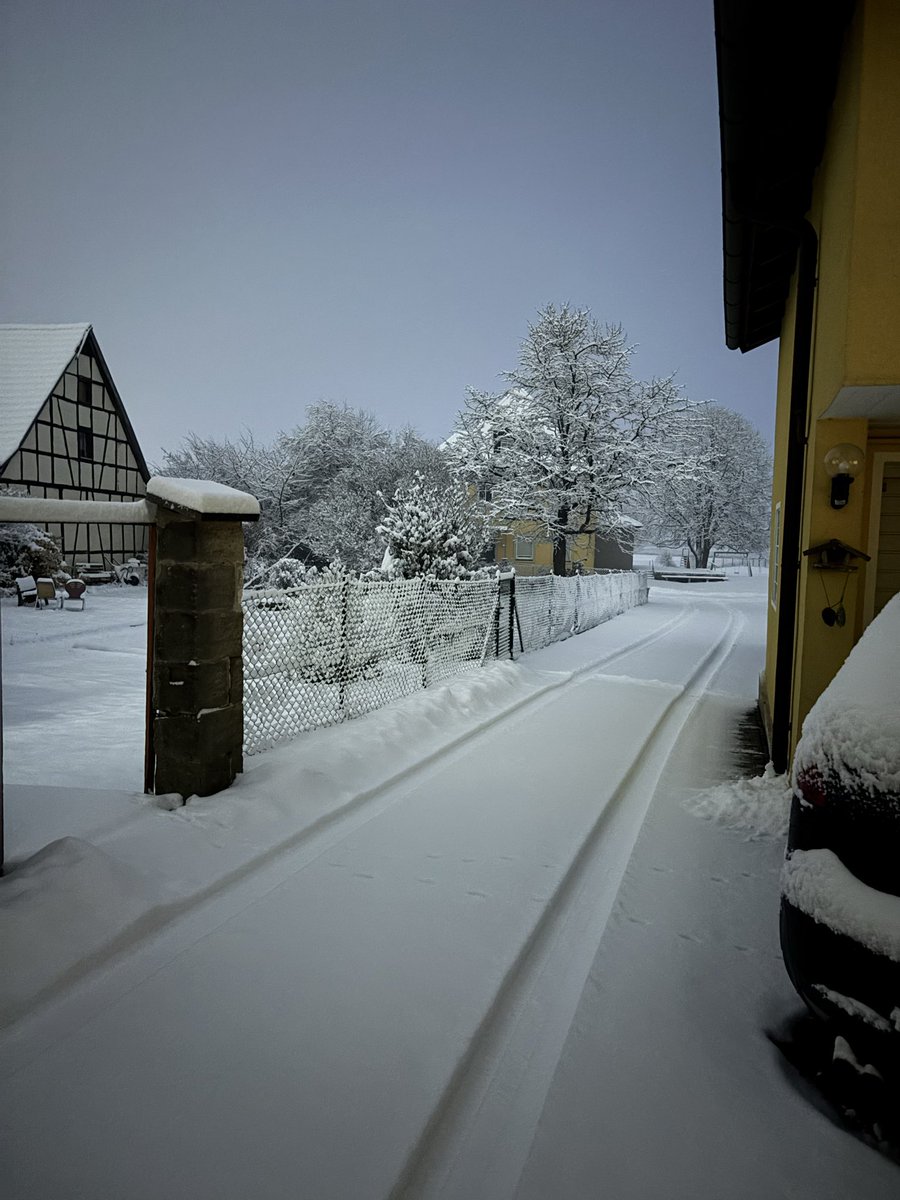 toto2878's tweet photo. +++ Update +++ Es schneit immer noch https://t.co/smFeBvBBV1