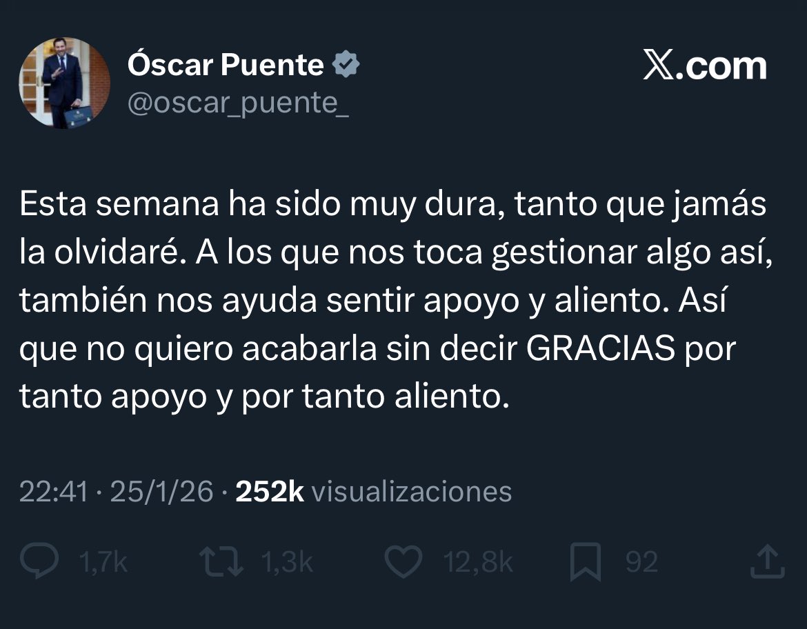 Pobrecito. Una niña de seis años ha perdido a toda su familia, pero él ha tenido una semana durísima porque ha contestado preguntas. Hay que joderse los 12 mil hijos de puta que le han dado a “me gusta”.