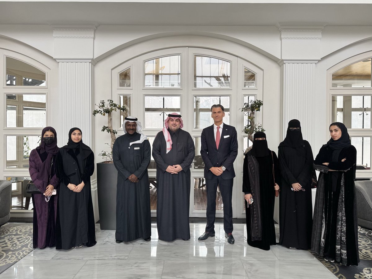 يسر فندق كمبينسكي العثمان الخبر ، تماشيًا مع رؤية المملكة العربية السعودية في تطوير وتمكين الكوادر الوطنية، أن يعلن عن انطلاق برنامج التدريب التعاوني، واستقبال عدد من الطالبات المتدربات من نخبة الجامعات والمؤسسات التعليمية، ومنها  
جامعة الإمام عبدالرحمن بن فيصل في الدمام ، جامعة