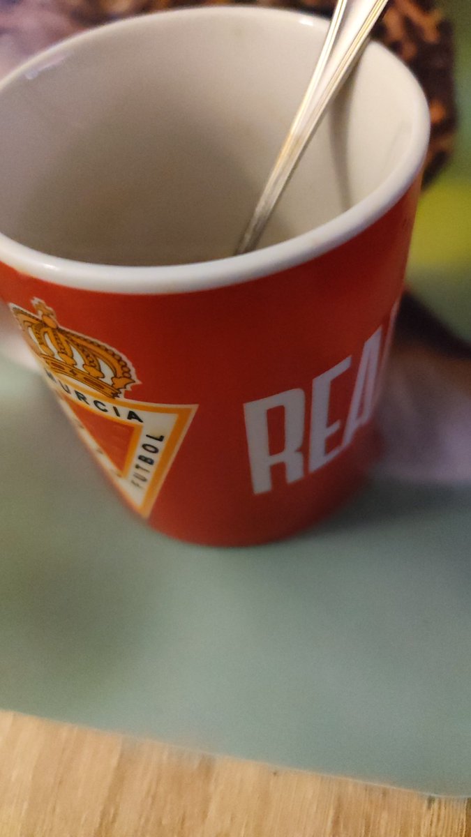 Yo me levanto como cualquier lunes, pensando en el curro y en la semana. Pero me preparo el desayuno y me encabrono.
Conclusión: <a href="/realmurciacfsad/">Real Murcia CF</a>, cambia la dinámica porque yo la taza no la cambio.