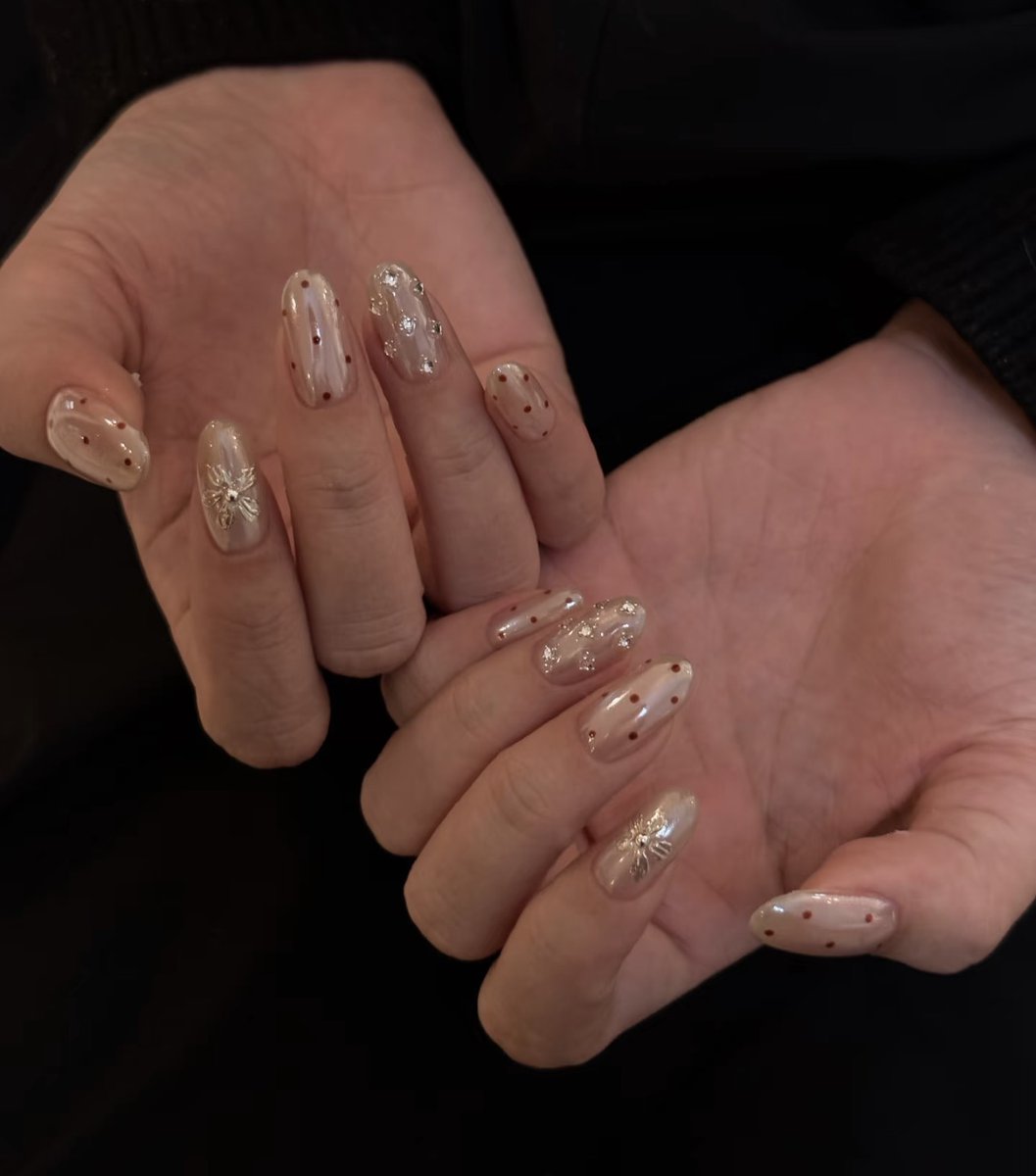 d_qingjiao87398's tweet image. Pearlescent Neutral Nail Magic #NeutralNails #PearlescentNails #MinimalistNailArt