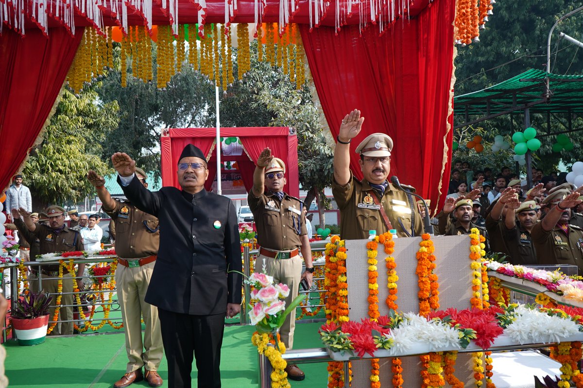 etawahpolice's tweet image. #77वें_गणतंत्र_दिवस के अवसर पर पुलिस लाइन इटावा में डीएम इटावा श्री शुभ्रान्त कुमार शुक्ल ने मुख्य अतिथि के रूप में द्वारा ध्वजारोहण कर राष्ट्रध्वज को सलामी दी गयी।  इस अवसर पर एसएसपी इटावा @BrijeshS_211 द्वारा शपथ दिलाई गई।  
#RepublicDay2026 
#UPPolice
#Etawahpolice