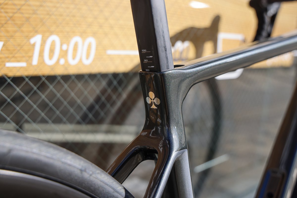 フレームの“本気”は、細部に宿る。COLNAGO V4 ディテール解剖

一見すると流麗で端正なロードバイク、COLNAGO V4。しかしその真価は、製品ページではなかなか伝えきれない“細部”にこそ隠されています。

▼記事はこちら
shifta.jp/colnago/news-a…