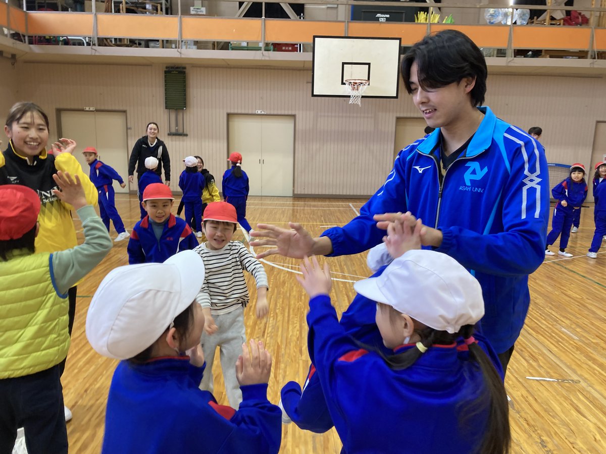 GIFUNITE's tweet photo. 1月15日に #ソニーHCBRAVIALadies と #朝日大学体育会卓球部 の選手たちが「高山市立清見小学校」を訪問し、体育の時間で一緒に運動遊びをしました！

#GIFUNITE #つよいぞぎふっ子プロジェクト #ACP https://t.co/JD4D5IuXtr