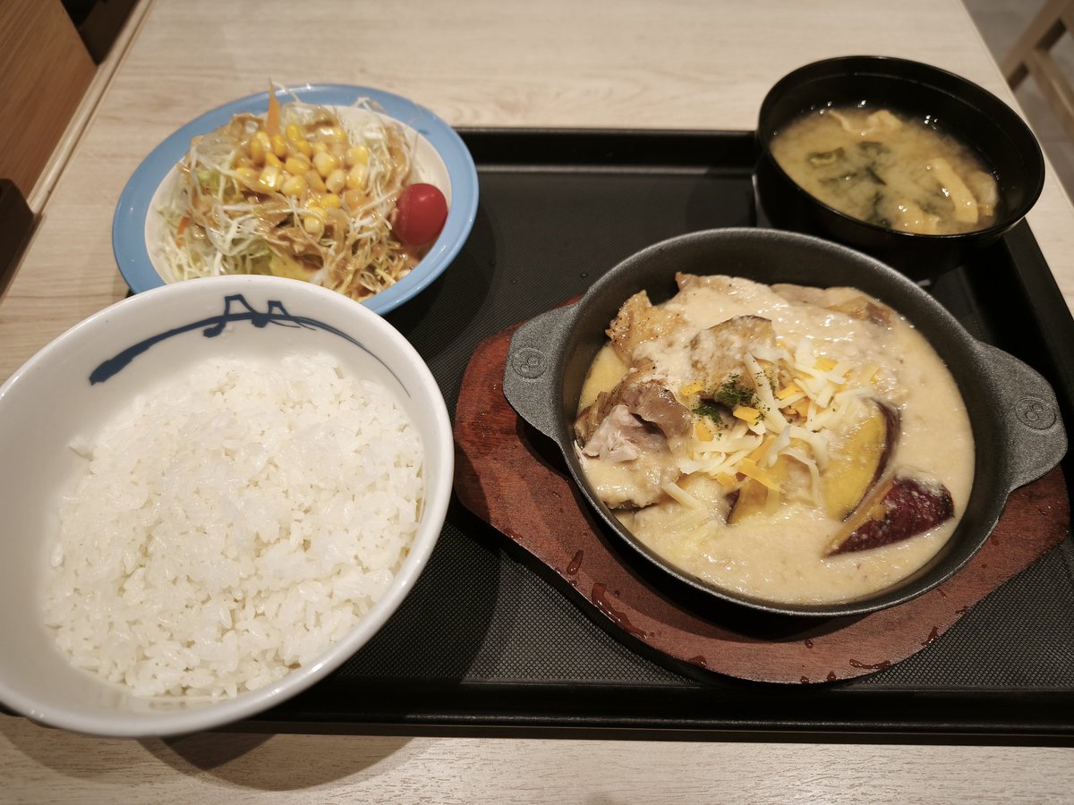 日本に遅れること5年、シュクメルリが香港に登場。人生初シュクメルリ。  チキンは、もう少し良い素材があるんじゃないかな。さつまいも多くて、むしろ主役。固めでもう少しホクホク感が欲しかったけど、こういうものなのかも。 75ドル で1500円だけど、こういう時は脳内 ...