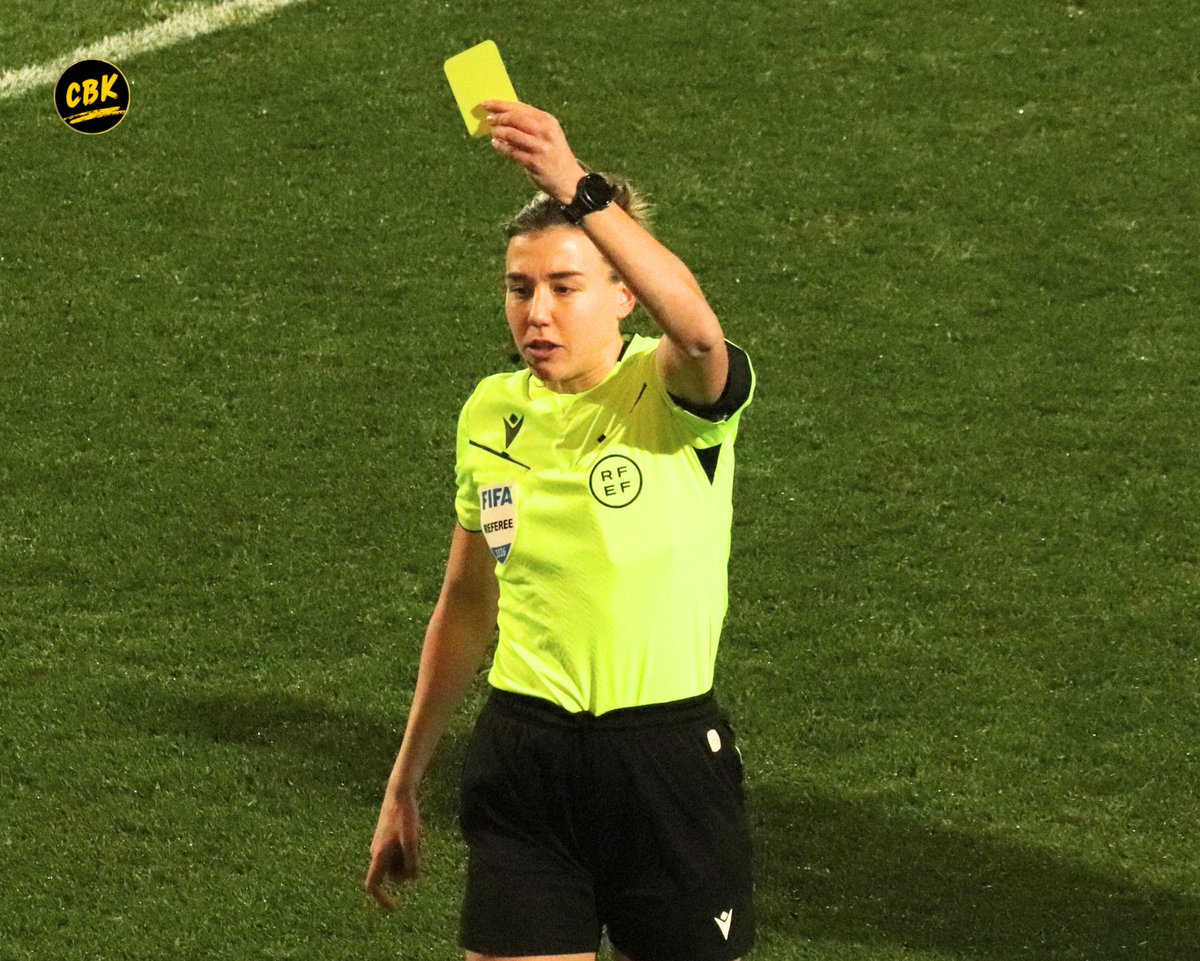 La árbitra bilbaína Olatz Rivera se cargó el partido de ayer. Por mucho que sea internacional, su designación no estuvo exenta de polémica, y ella se encargó de que la polémica se hiciera aun más grande.
Dos  expulsiones y una retahíla de tarjetas en un partido en el que el
