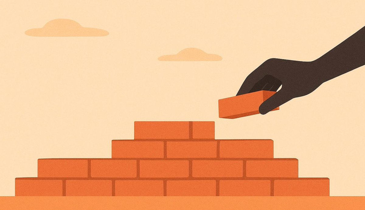 Er was iemand die in zijn eentje een huis wilde bouwen.
Steen voor steen. Met blote handen.

In het voorjaar ging het goed.
De muren groeiden, de moed ook.
In de zomer hield hij vol.

Maar in de herfst spoelde de regen het werk terug.
En in de winter nam het water mee
wat hij met