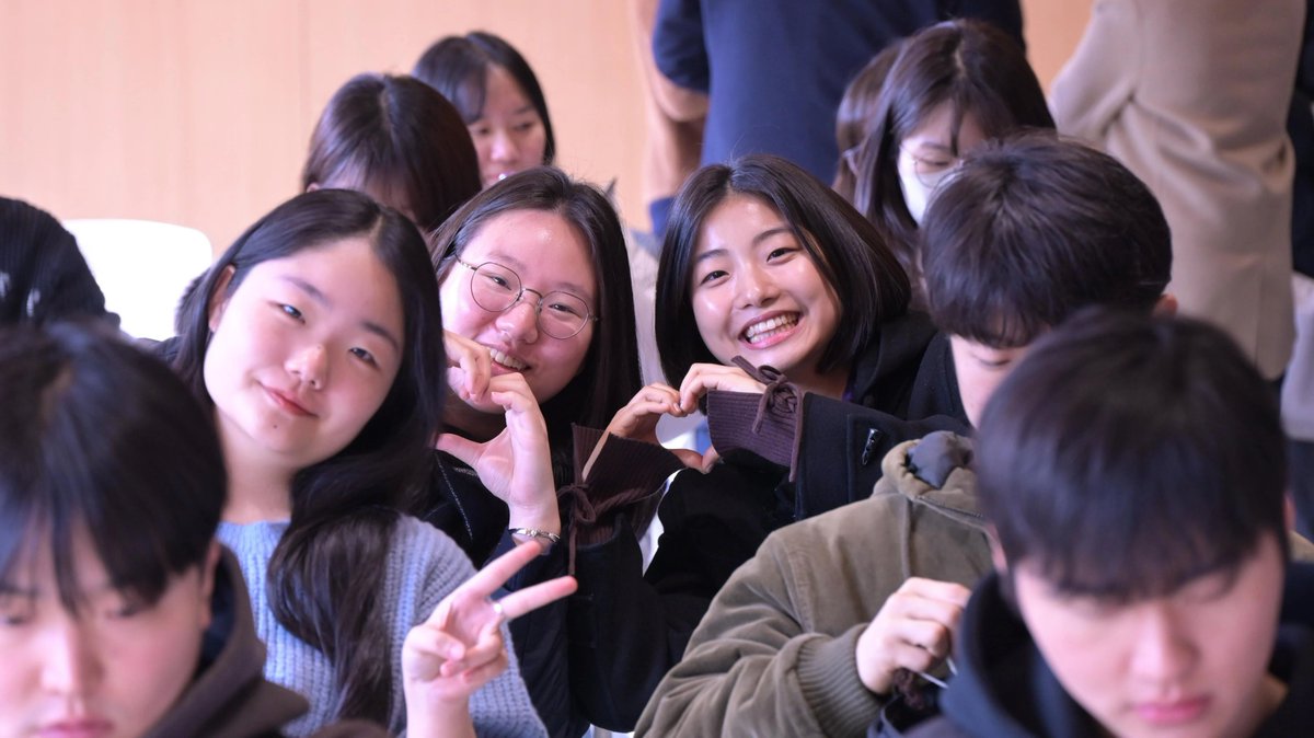 Nearly 50 young talents from South Korean universities felt the vibe in Lin-gang recently! They experienced one-stop talent services, and got a glimpse of the area's innovation blueprint. Lin-gang is fast emerging as a hotspot for global young talents!✨