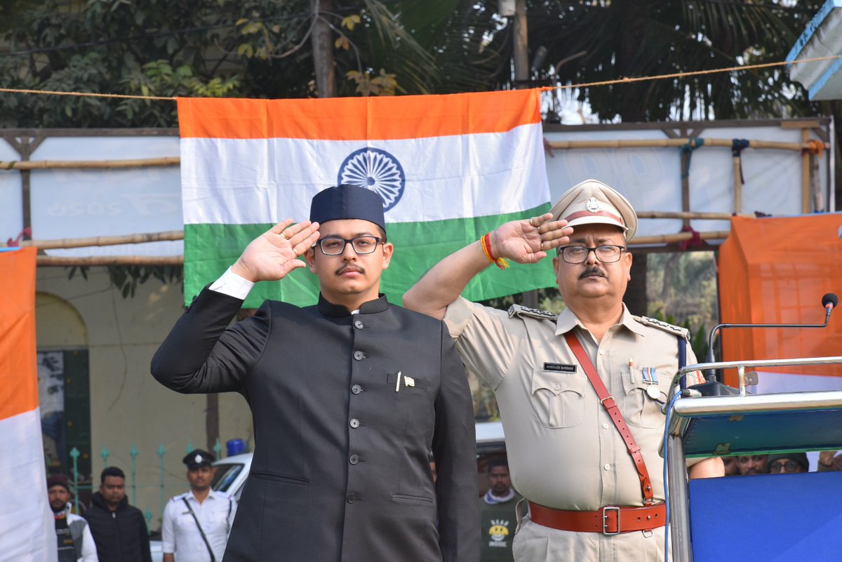 মাননীয় মহকুমাশাসক শ্রী আশুতোষ কুমার আই.এ.এস মহাশয় কর্তৃক ভারতের জাতীয় পতাকা উন্মোচনের মাধ্যমে  ৭৭ তম সাধারণতন্ত্র দিবস উদযাপনের শুভ সূচনা হয় চন্দননগর মহকুমায়। উপস্থিত ছিলেন সহকারী পুলিশ কমিশনার ১, চন্দননগর পুলিশ কমিশনারেট, শ্রী সোমনাথ বন্দ্যোপাধ্যায় মহাশয়।