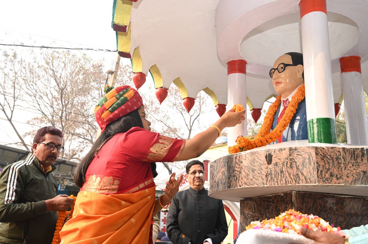 DCChatra's tweet photo. उपायुक्त, पुलिस अधीक्षक एवं उप विकास आयुक्त द्वारा प्रातः 08:25 बजे पोस्ट ऑफिस चौक स्थित बाबा साहब भीमराव अंबेडकर की प्रतिमा पर माल्यार्पण किया गया।
इसके उपरांत रेड क्रॉस, चतरा में प्रातः 08:30 बजे झंडोत्तोलन कर राष्ट्रध्वज को सलामी दी गई।
#RepublicDay2026
@prdjharkhand https://t.co/jX0Pzref8T