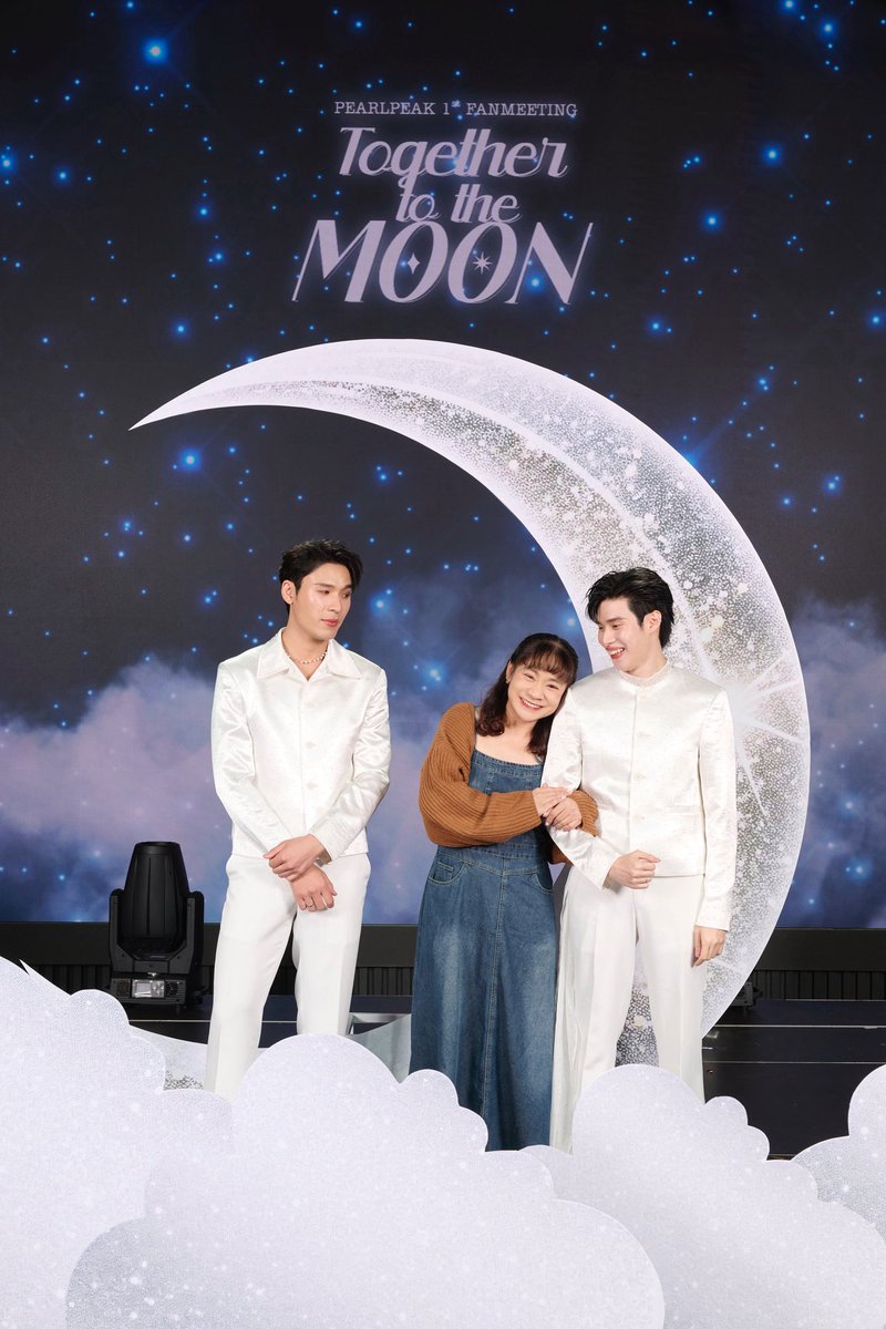 คงต้องขอโทษเพิร์ลนิดนึง เวลามันน้อย ตื่นเต้นด้วย บอกน้องได้แค่ เพิร์ลอยู่นิ่งๆนะ ลืมบอกให้กอดอกทำหน้าโกรธๆ แบบโดนแย่งคนของตัวเอง 555 ก็ไม่ค่อยได้ถ่ายรูปกับพีคนานแล้วอ่ะ 👏🏻👏🏻โทษทีนะ 
#PearlPeak1stFanmeetingTH #PearlPeak #PearlPeakTogetherToTheMoon #peakpeemapol