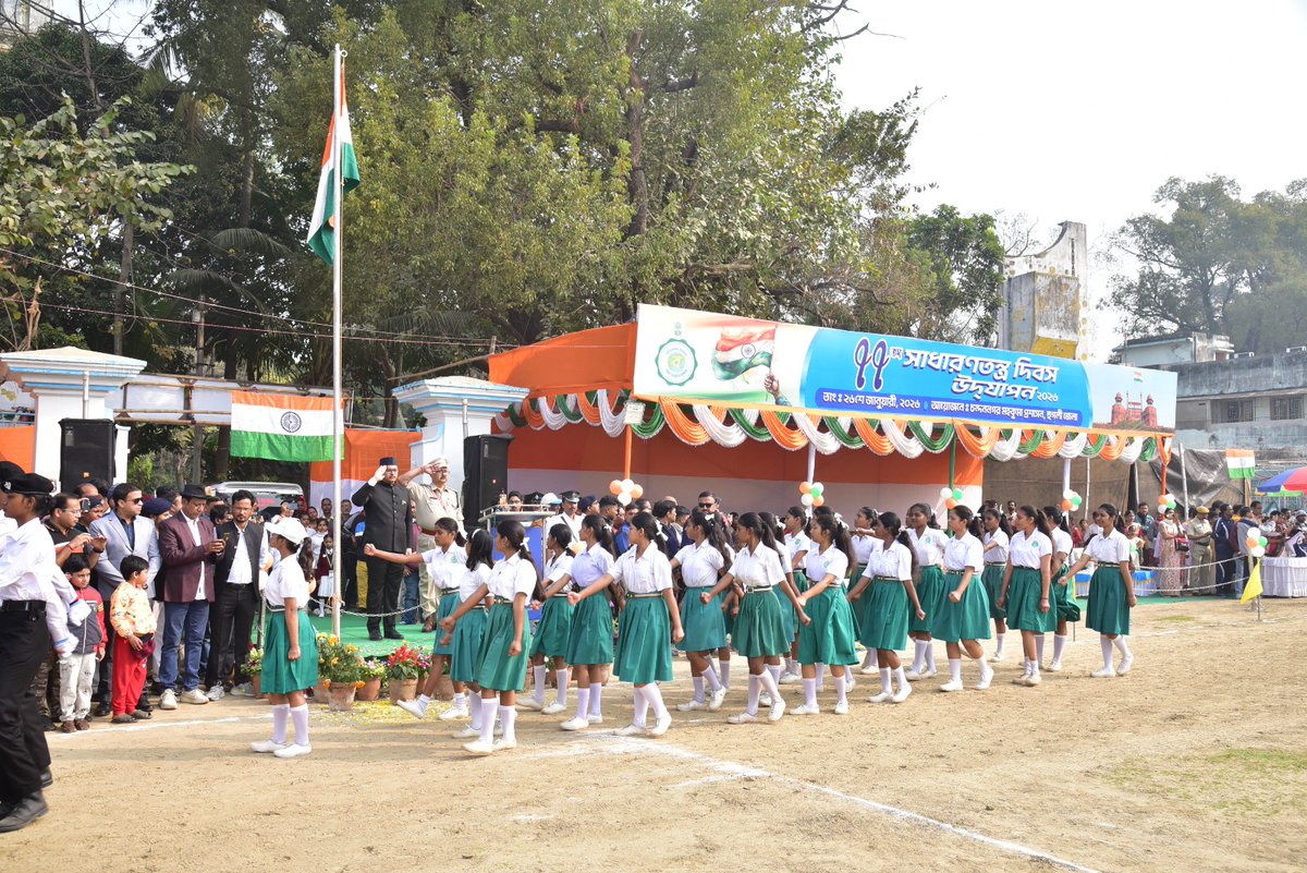 চন্দননগর মহকুমার মেরী পার্ক গ্রাউন্ডে মহকুমা প্রশাসনের উদ্যোগে আয়োজিত ৭৭ তম সাধারণতন্ত্র দিবস উদযাপন অনুষ্ঠানে রীতি অনুযায়ী বাহিনী পরিদর্শন ও সমবেত বাহিনীর কুচকাওয়াজে অভিবাদন গ্রহণ করেন মাননীয় মহকুমা শাসক শ্রী আশুতোষ কুমার মহাশয়।