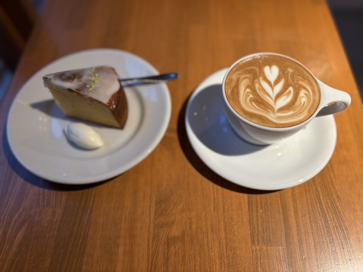 SonjoDs's tweet photo. 外勤終えての小休止。しっかりしたカフェラテが頂けるお店が同じ駅に複数ある、東京ってすごいよねぇ。
等等と彼是と思い巡らせながら、直帰するか、オフィスに戻るか思案中。 https://t.co/79s52maLI6