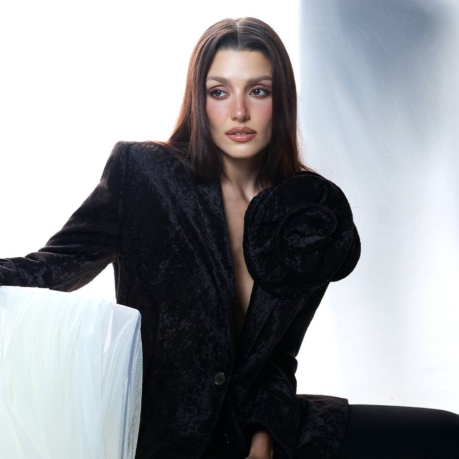 PopFestTR's tweet image. Hande Erçel, OGM Pictures'ın dijital platform için çekeceği yeni projede başrol olacak. (Akşam)