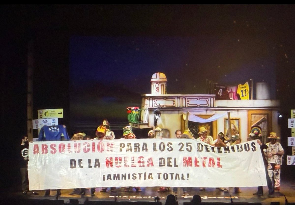 El Carnaval de Cádiz es tan "gubernamental" que ayer pidió la absolución para los 25 trabajadores detenidos de la huelga del metal. Lo que les molesta a los fachas es que el Carnaval de Cádiz sea por y para la clase trabajadora.