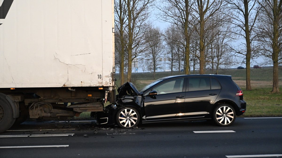 Auto klapt achterop vrachtwagen in Uitgeest