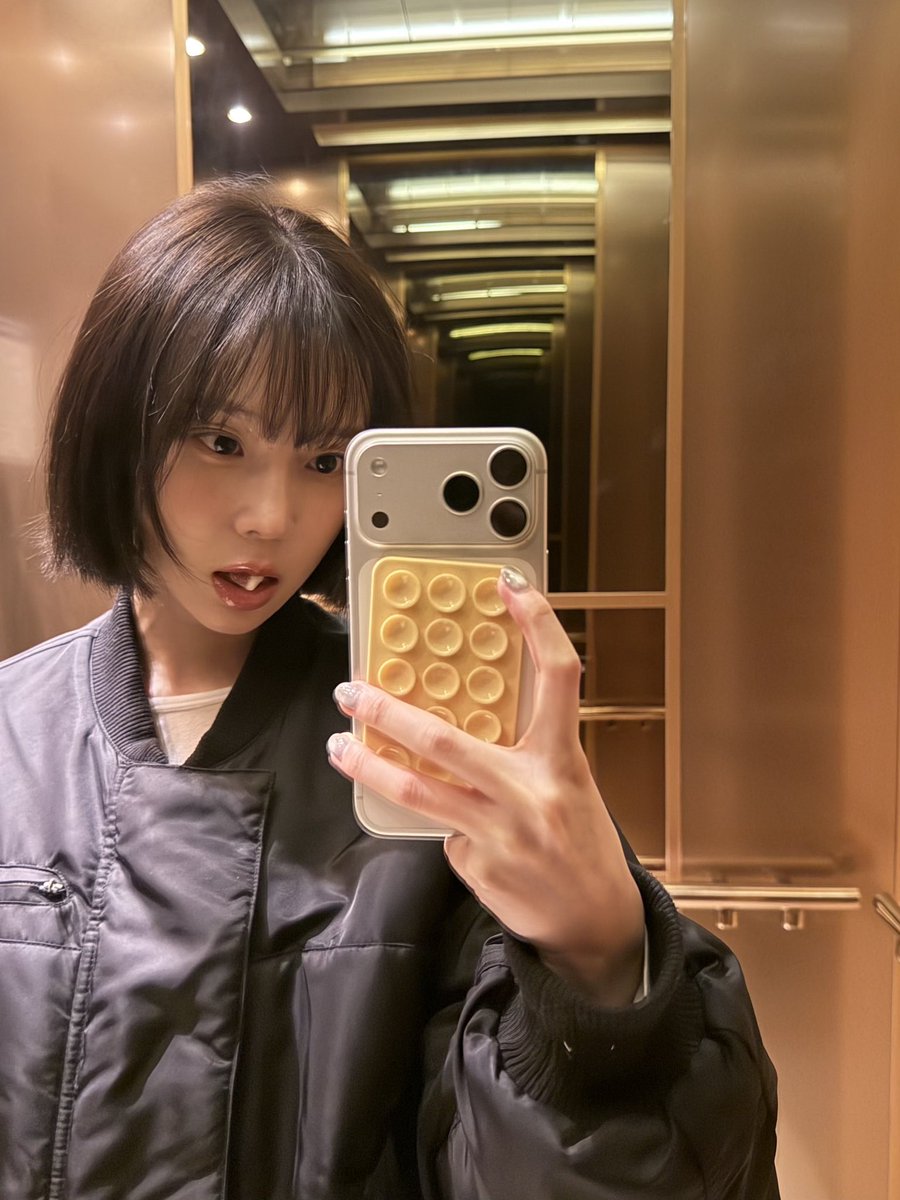 aeswinterismine's tweet image. Some fan met Winter weeks ago before they went back to their country. OP met her at a bbq place near where OP stayed at. (rough trans)

“…she (Winter) had short hair and either a bare face or very light makeup. She’s tall, slim, and gives off a very cool, aloof vibe; that…