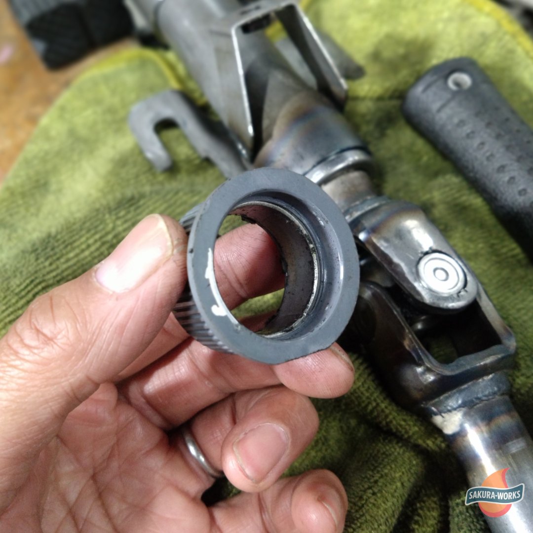 SWorks0303's tweet image. L700ミラジーノの整備。ステアリングチューブ（シャフト）のガタ修理。プラと金属が組み合わせてあるタイプをベアリングに打ち替えます。代車で1万kmほどテストしてるけど、今のところ問題なし。
#gino #mira #daihatsu #l700 #ジーノ #ダイハツ #ミラジーノ #ステアリング