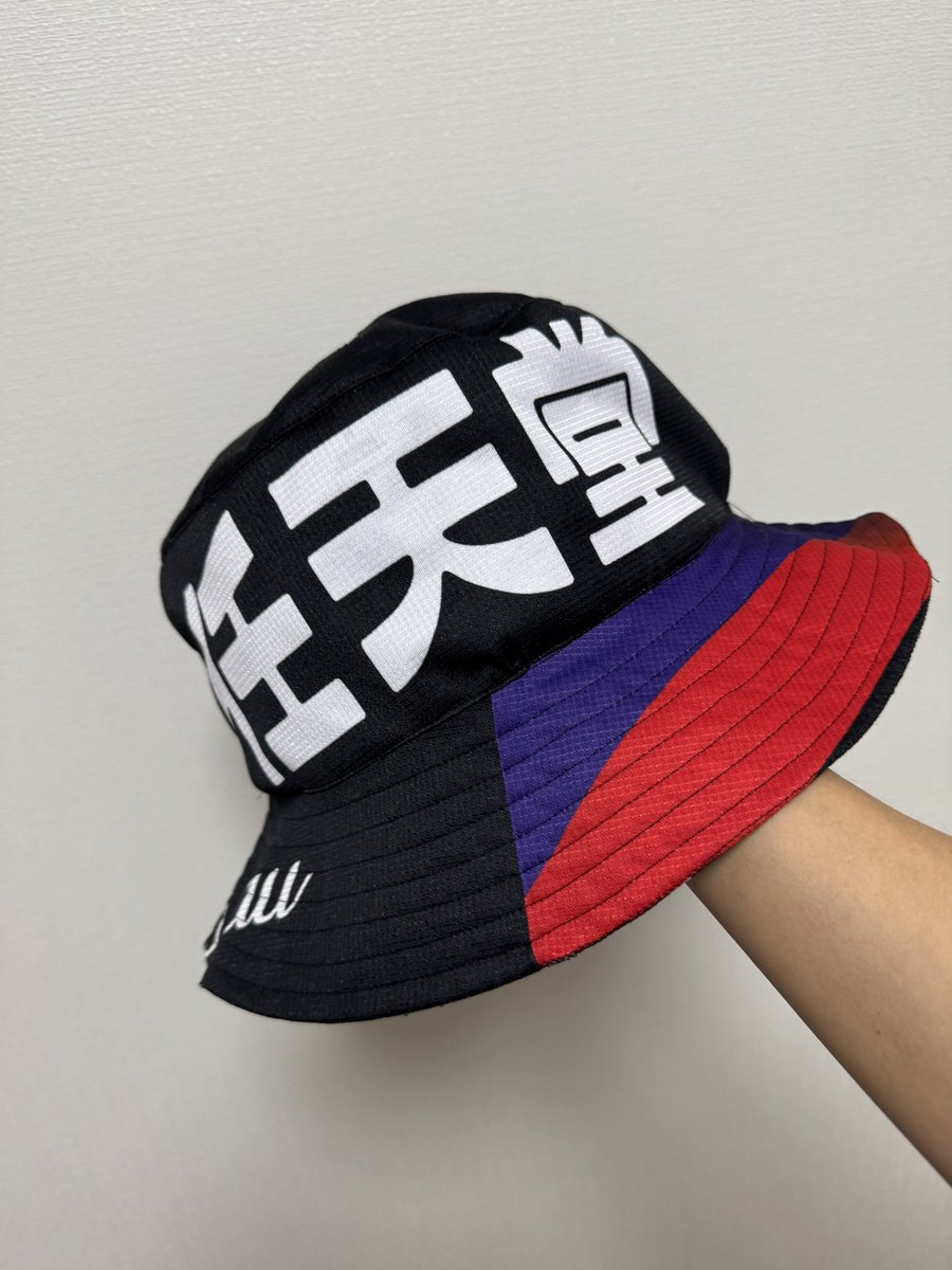 KitHat's tweet photo. ���都サンガFCの2023年リミテッドユニフォームを使ってバケットハットを制作しました。

ブラックがベースのデザインに京都の紫と赤の襷掛けがアクセントになってます。

制作依頼、各種お問い合わせはDMやコメントより。

#ユニフォーム
#京都サンガFC
#Jリーグ
#バケットハット
#リメイク https://t.co/ot9qPNE3iK