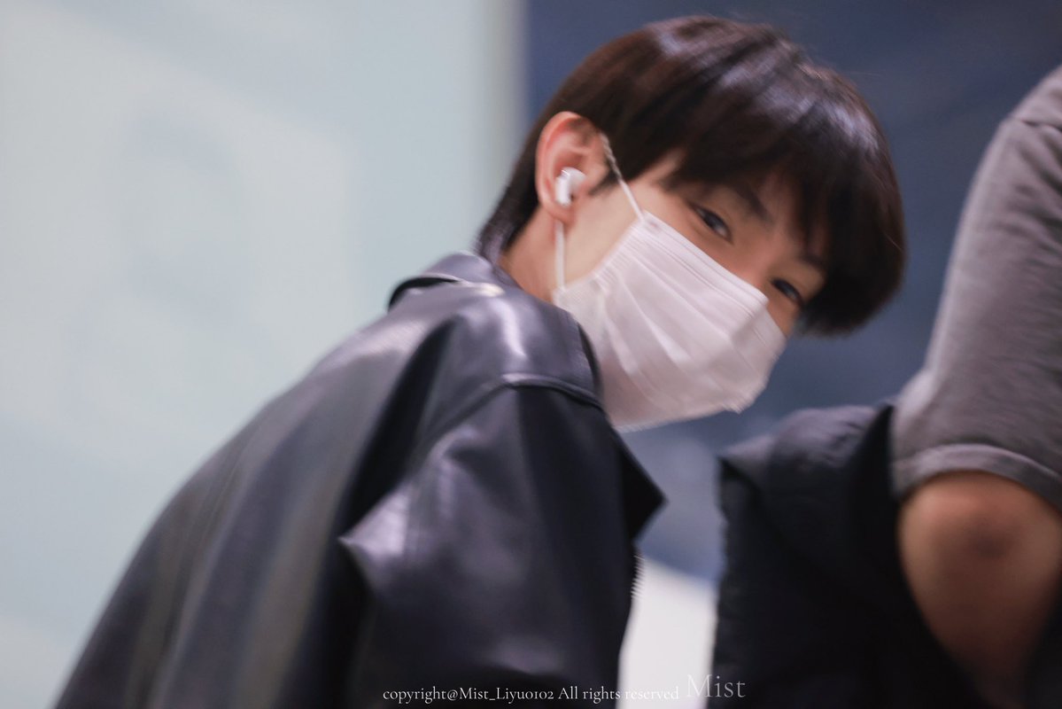 httpscliyunet's tweet image. 아니 에어팟이 왜이렇게 커보이지
얼굴이 얼마나 작은거야 알고보니 저거 마스크도 소형 아냐..?