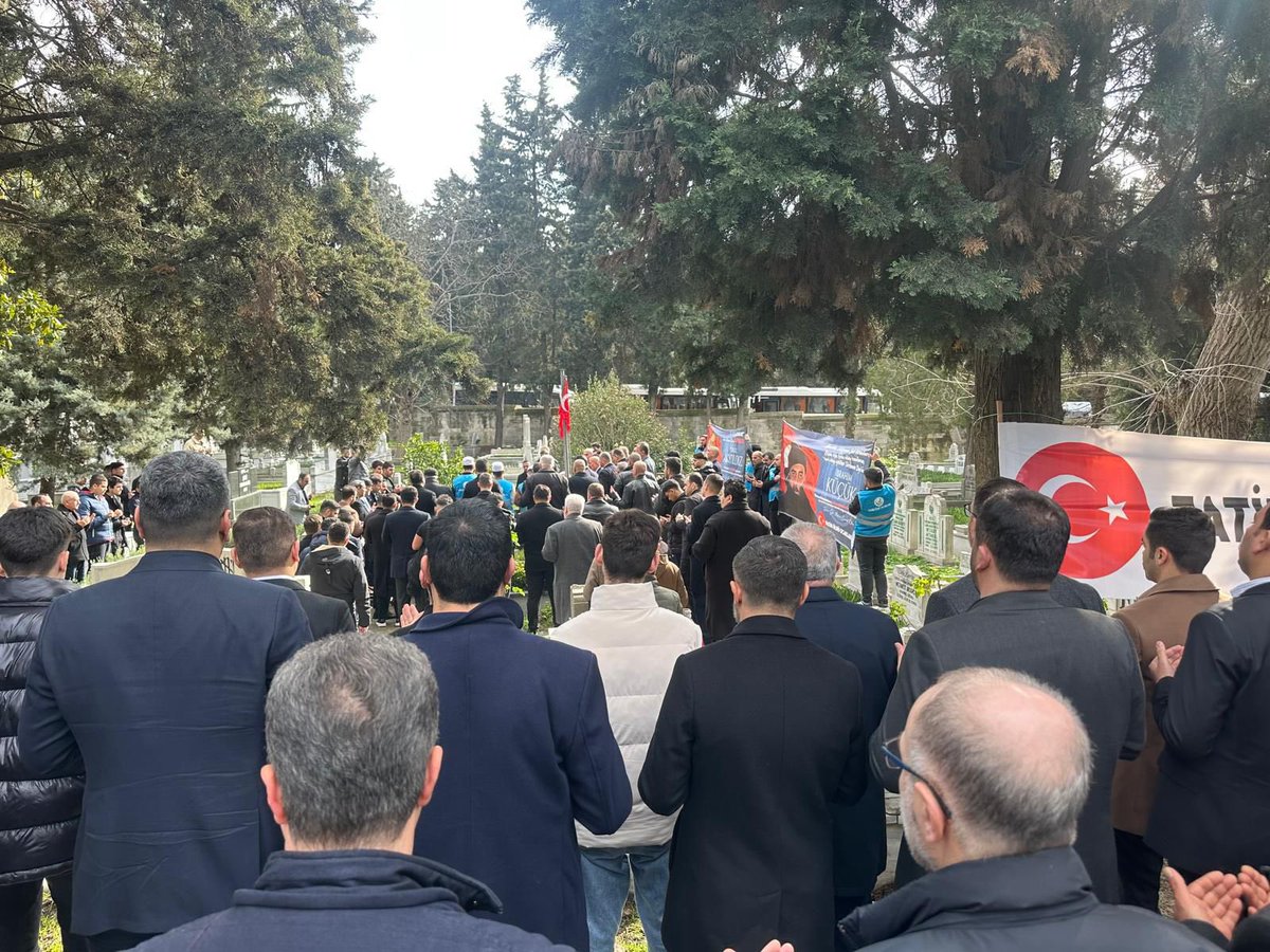 Ülkücü Şehitlerimiz Cengiz Akyıldız ve İbrahim Küçük Ağabeylerimizi şehadetlerinin sene-i devriyesinde; Milliyetçi Hareket Partisi İstanbul İl Başkanımız, İl Yöneticilerimiz, İlçe Ocak Başkanlarımız ve kıymetli dava arkadaşlarımızla birlikte kabirleri başında dualarla andık.