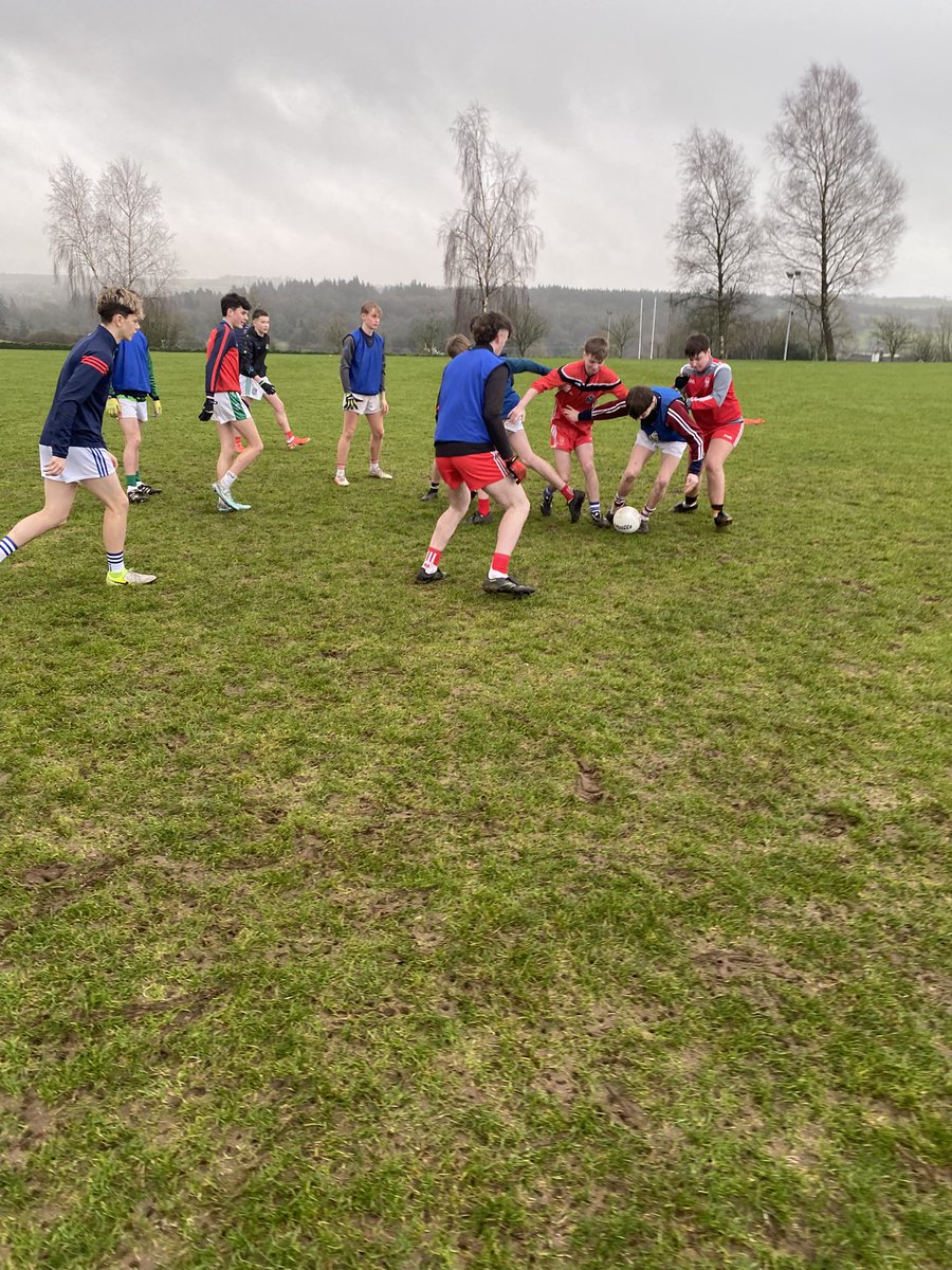 Paudie_'s tweet photo. Last Wednesday, we had a fantastic Gaelic football session at Castlecomer Community School with their junior team! They’re gearing up for a big match this week, and if they bring the same skill and enthusiasm, they’ll put in a huge performance! 💪🙌🏐 
#GAA #Castlecomer #Kilkenny https://t.co/shrND66eJ9