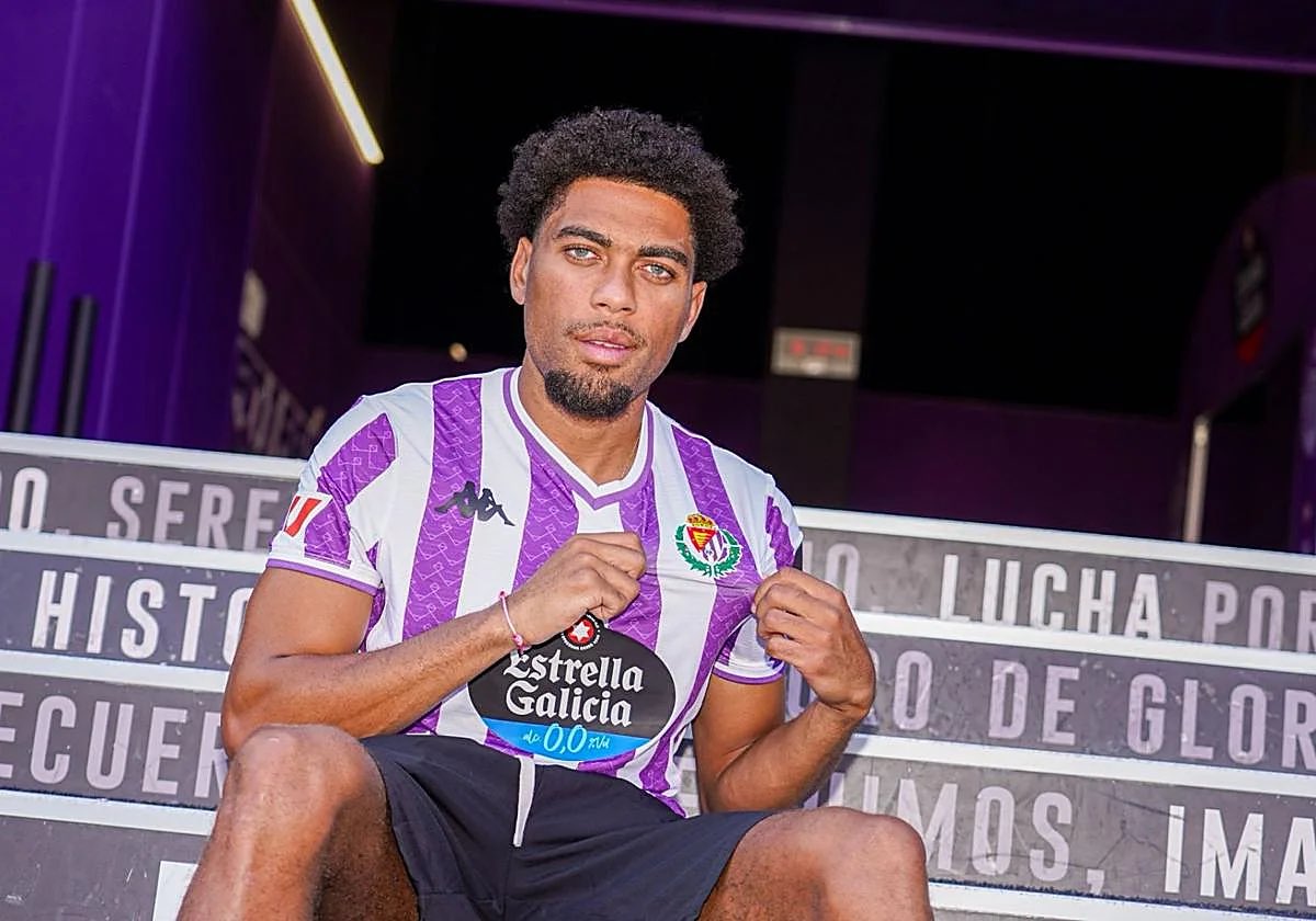 El tío con más calidad del equipo no juega ni 1 minuto con Tevenet.
El centro de campo no domina una mierda, es más plano que la tierra que ve Javi Poves y nadie conduce el balón hacia delante.
Nos tenemos que comer a Meseguer y Juric en vez de Poceau y Maroto… así nos va